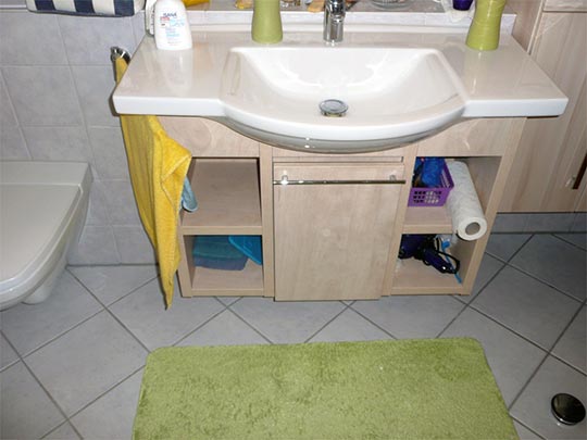Die Waschtischanlage mit dem Seitenschrank sollten Stauraum schaffen