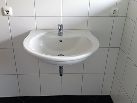 Ein großes Bad mit einem kleinen Waschbecken