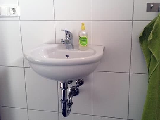 Das Waschbecken in der Gäste-Dusche reicht gerade einmal zum Händewaschen.