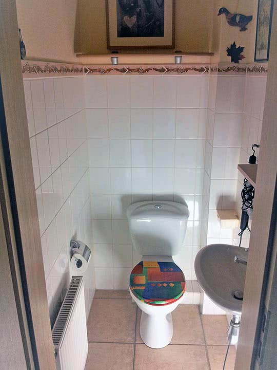 In der Gäste-Toilette ein Stand-WC.