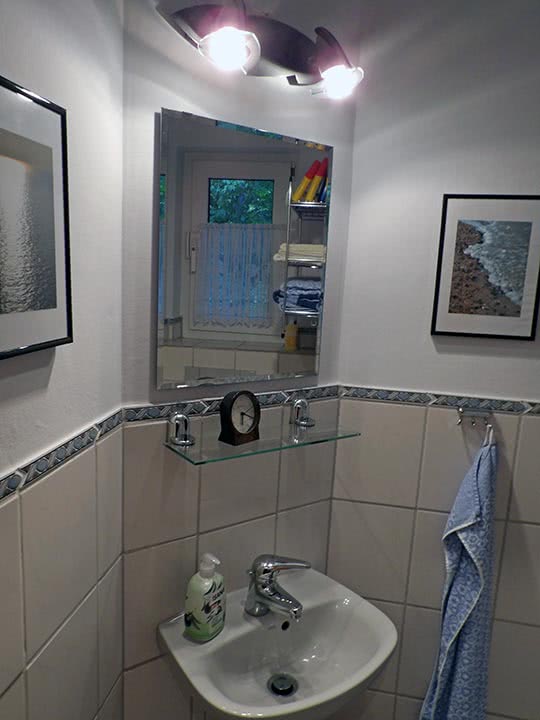 In einem winzigen Gäste-WC auch noch eine diagonale Wand mit Waschbecken davor.