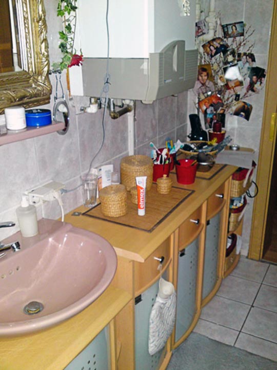 Die Gastherme hängt genau neben dem Waschbecken.